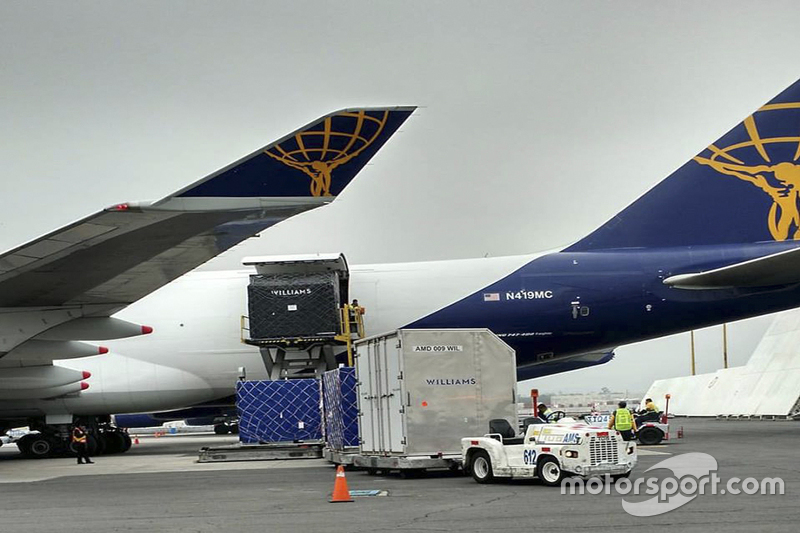 Llegada de equipo de las Escuderías al aeropuerto de la Ciudad de México