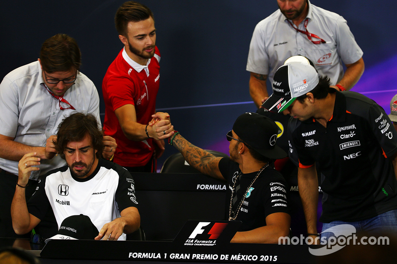 Will Stevens, Manor Marussia F1 Team y Lewis Hamilton, Mercedes AMG F1 en la conferencia de prensa d