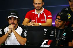 Fernando Alonso, McLaren com Lewis Hamilton, Mercedes AMG F1