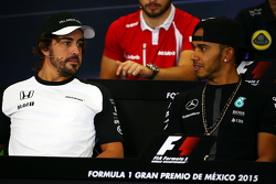 Fernando Alonso, McLaren con Lewis Hamilton, Mercedes AMG F1 en la conferencia de prensa de la FIA