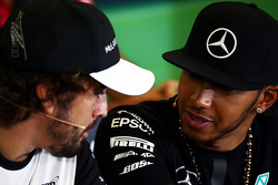 Fernando Alonso, McLaren con Lewis Hamilton, Mercedes AMG F1 en la conferencia de prensa de la FIA