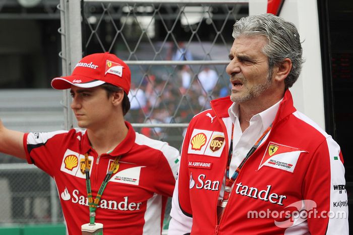 Esteban Gutierrez, Ferrari Piloto de Pruebas y de Reserva con Maurizio Arrivabene, Ferrari Director del Equipo