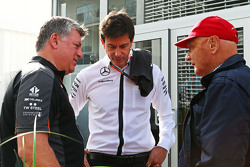 Отмар Сафнауэр, исполнительный директор Sahara Force India F1, Тото Вольф, Mercedes AMG F1 и Ники Лауда, Mercedes