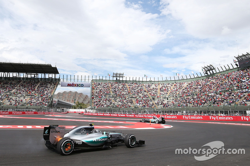 Nico Rosberg, Mercedes AMG F1 W06 avec ses freins arrière en feu