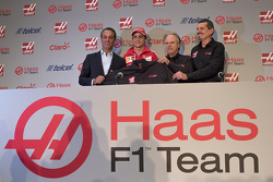 Carlos Slim, Presidente di América Móvil, Esteban Gutiérrez Haas F1 Team, Gene Haas e Guenther Steiner Team Principal