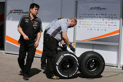 Jun Matsuzaki, Sahara Force India F1 Team Senior Tyre Engineer met banden van Pirelli
