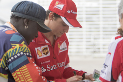 Esteban Gutiérrez; Scuderia Ferrari forma autógrafos para un fan