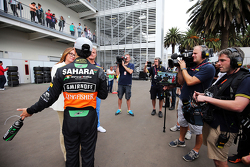 Sergio Pérez, Sahara Force India F1con Suzi Perry, presentadora de BBC F1 y David Coulthard, Red Bul