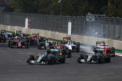 Nico Rosberg, Mercedes AMG F1 W06 lidera a Lewis Hamilton, Mercedes AMG F1 W06 al inicio de la carre
