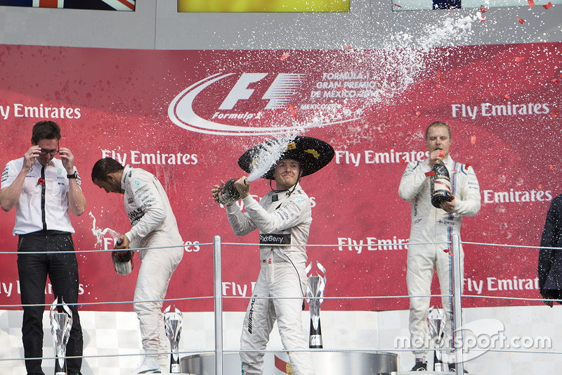 Podio: Primer lugar Nico Rosberg, Mercedes AMG F1, Segundo Lugar Lewis Hamilton Mercedes AMG F1 y el