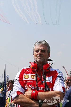 Maurizio Arrivabene, Ferrari Team Principal sur la grille alors que des avions survolent la grille