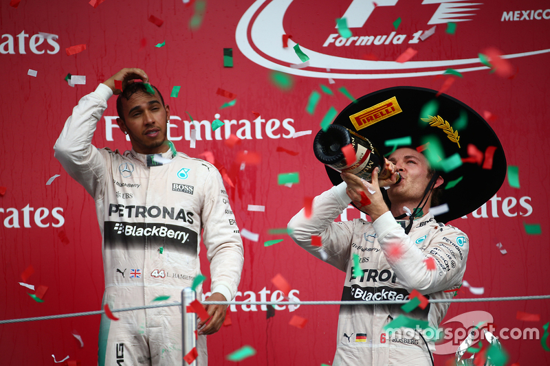 Podium: Segundo lugar, Lewis Hamilton, Mercedes AMG F1 con el ganador de la carrera, Nico Rosberg, Mercedes AMG F1 W06