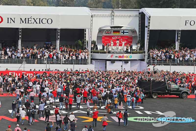 Podium: Second place Lewis Hamilton, Mercedes AMG F1, race winner Nico Rosberg, Mercedes AMG F1 and 