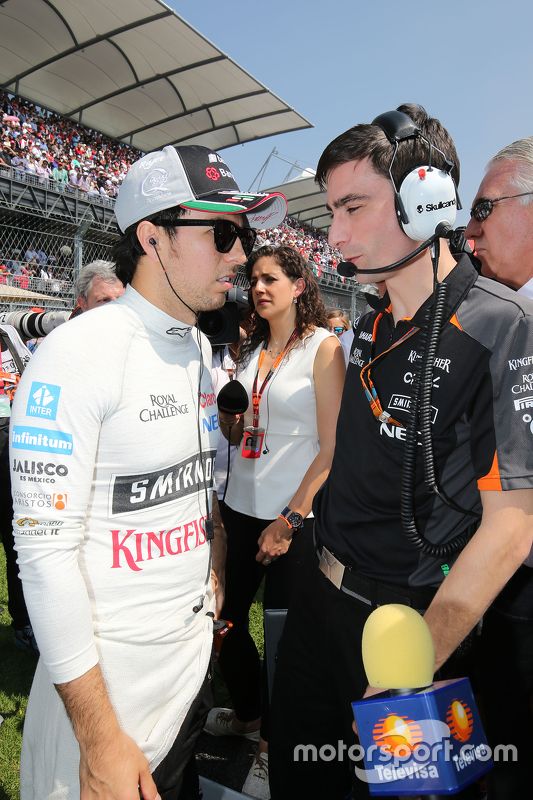 Sergio Perez, Sahara Force India F1 con Tim Wright, Sahara Force India F1 Team Ingeniero de Carrera en laparrilla