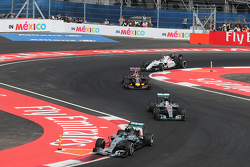Nico Rosberg, Mercedes AMG F1 W06 lidera a su compañero de equipo Lewis Hamilton, Mercedes AMG F1 W0
