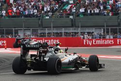 Sergio Perez, Sahara Force India F1 VJM08, winkt den Fans nach Rennende