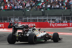 Серхио Перес, Sahara Force India F1 VJM08 машет фанатам в конце гонки