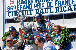 Podium: ganador, Alan Jones, Williams, segundo lugar, Didier Pironi, tercer lugar, Jacques Laffite