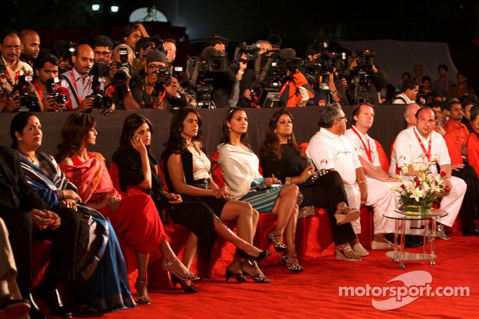 Visitantes en la ceremonia de lanzamiento