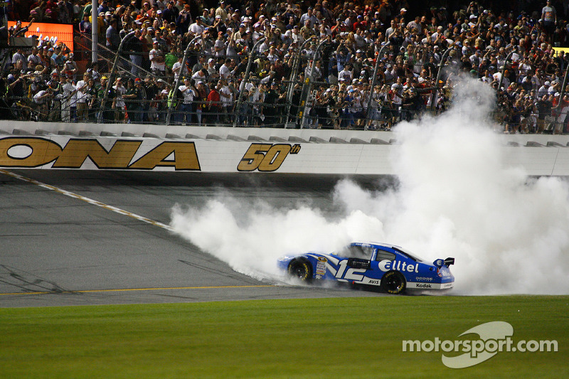 Sieger Ryan Newman feiert mit einem Burnout