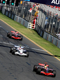 Льюис Хэмилтон, McLaren Mercedes, MP4-23, едет впереди Роберта Кубицы, BMW Sauber F1 Team, F1.08