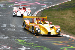 Timo Bernhard und Romain Dumas am Streckenabschnitt Hatzenbach der Nordschleife