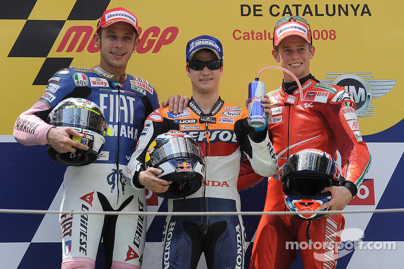 Podio: 1º Dani Pedrosa, 2º Valentino Rossi, 3º Casey Stoner