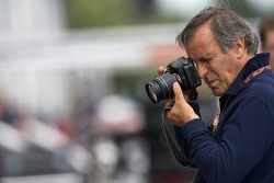 Giorgio Piola fotografa i dettagli delle auto