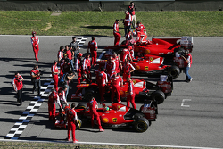 Le monoposto F1 della Scuderia Ferrari schierate sulla griglia di partenza durante l'esibizione dei piloti