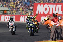 Valentino Rossi, Yamaha Factory Racing; Nicky Hayden, Aspar Team MotoGP Honda