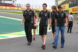 Sergio Perez, Sahara Force India F1 camina en el circuito con su equipo