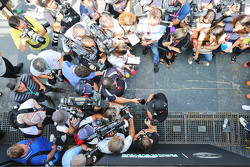 Lewis Hamilton, Mercedes AMG F1 con los medios