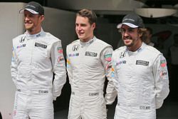 Jenson Button, McLaren met Stoffel Vandoorne, McLaren reserve- en testrijder Fernando Alonso, McLare