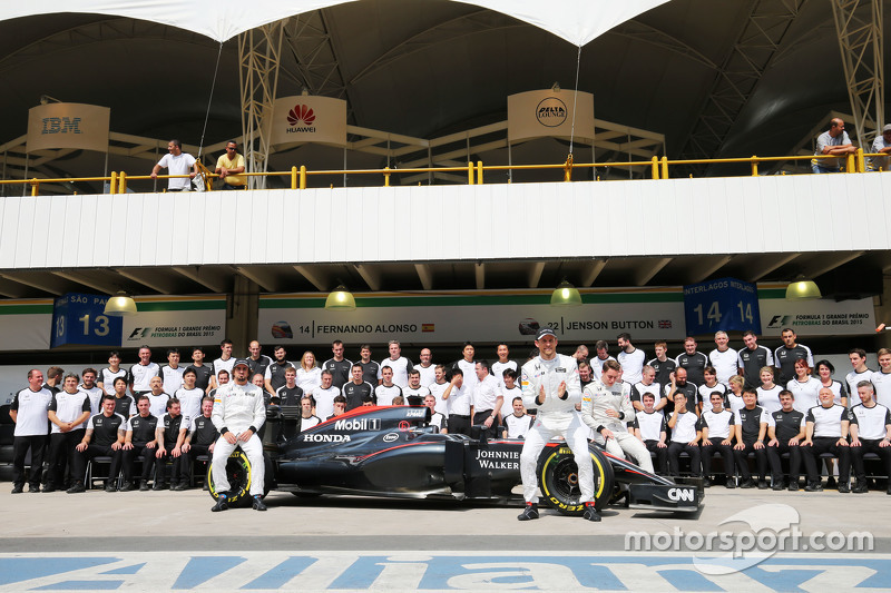 Fernando Alonso, McLaren; Jenson Button, McLaren; e Stoffel Vandoorne em fotografia da equipe