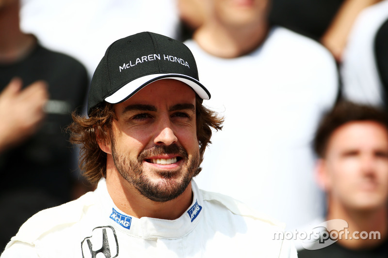 Fernando Alonso, McLaren en una fotografía de equipo