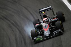 Jenson Button, McLaren MP4-30 locks up under braking