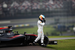 Fernando Alonso, McLaren MP4-30 stopte op het circuit in de tweede vrije training