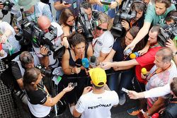 Lewis Hamilton, Mercedes AMG F1 con los medios