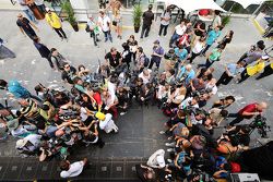 Lewis Hamilton, Mercedes AMG F1 y Nico Rosberg, Mercedes AMG F1 con los medios