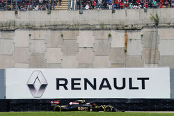Pastor Maldonado, Lotus F1 E23 met reclamebord Renault