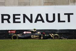 Pastor Maldonado, Lotus F1 E23 passeert reclamebord Renault