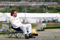 Fernando Alonso, McLaren volgt de actie vanop een stoeltje na motorpech op zijn wagen