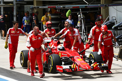 Sebastian Vettel, Ferrari SF15-T, in der Box