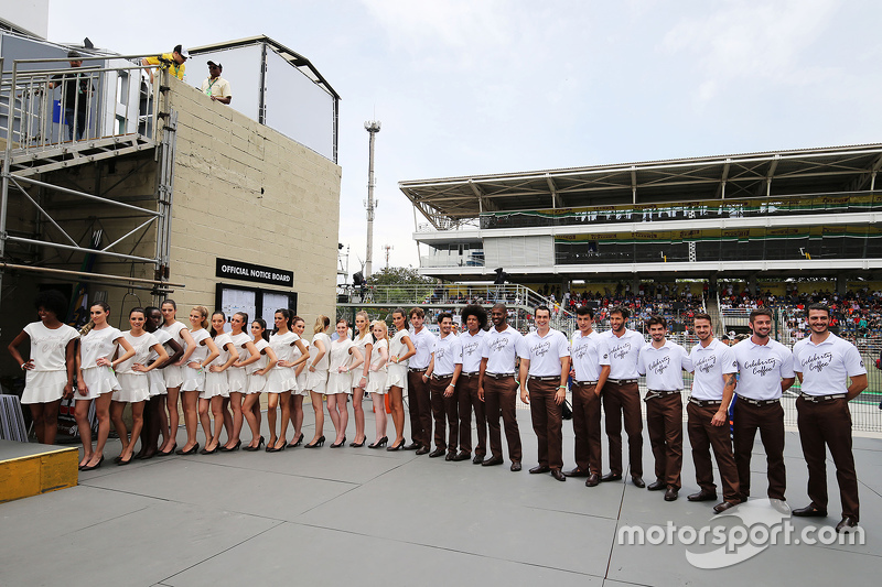Grid girls e grid boys no desfile dos pilotos