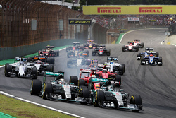 Start: Nico Rosberg, Mercedes AMG F1 en Lewis Hamilton, Mercedes AMG F1