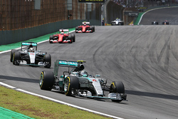 Nico Rosberg, Mercedes AMG F1 devant Lewis Hamilton, Mercedes AMG F1
