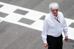 Bernie Ecclestone en la parrilla
