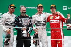 Подиум: победитель гонки - Нико росберг, Mercedes AMG F1, второе место - Льюис Хэмилтон, Mercedes AM