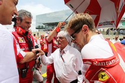 Maurizio Arrivabene, Team Principal Ferrari avec Bernie Ecclestone, et Sebastian Vettel, Ferrari sur la grille