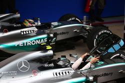 Second place Lewis Hamilton, Mercedes AMG F1 W06, with winner Nico Rosberg, Mercedes AMG F1 W06